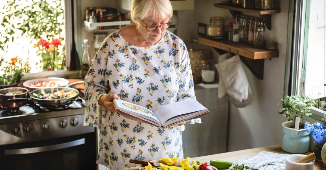 anciana cocinando