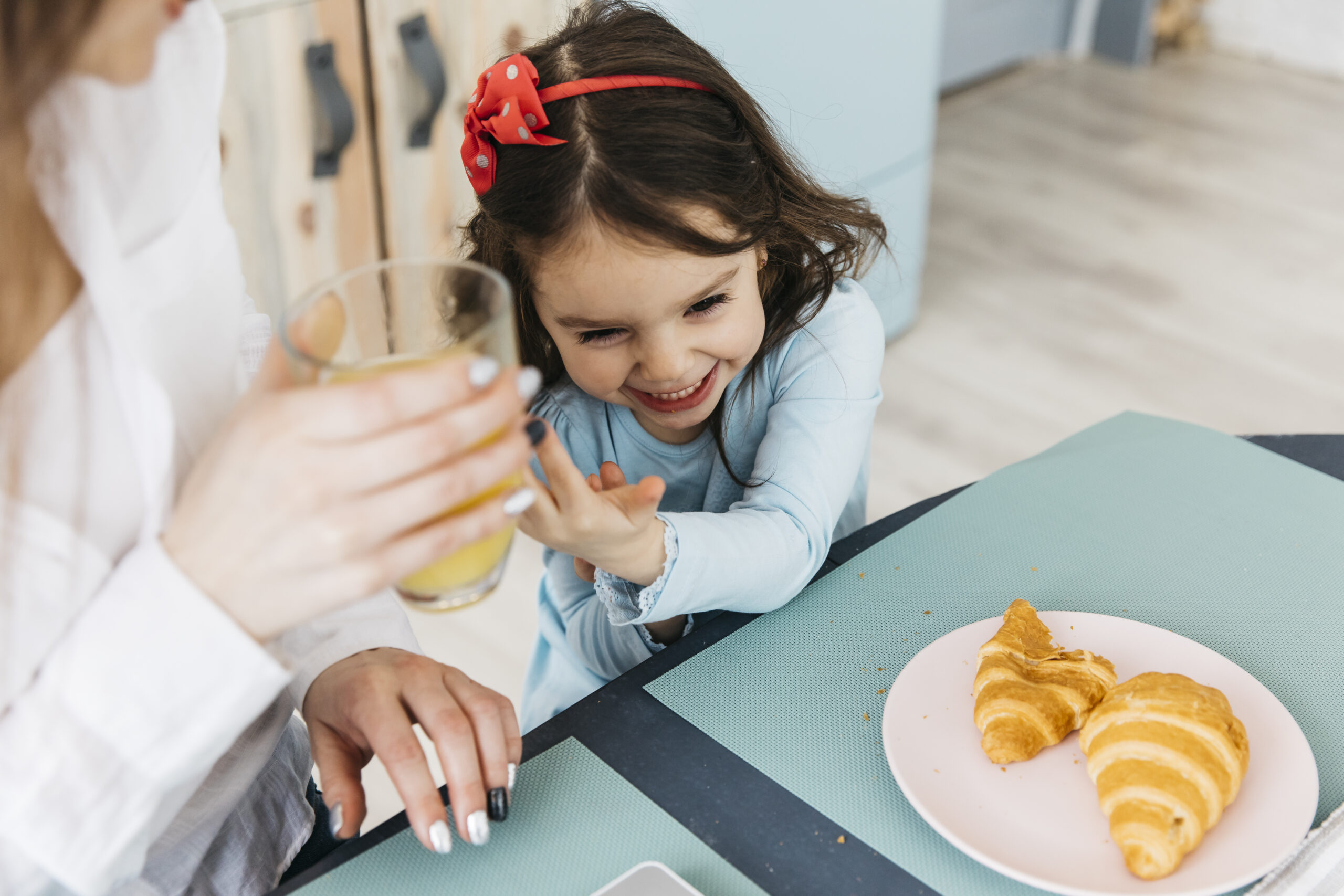 Dimensiones del Cuestionario de Comportamiento Alimentario Infantil y Adiposidad Central en Escolares Españoles: Asociaciones estratificadas por edad